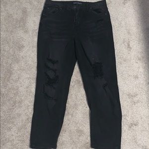 Black ripped high rise mom jeans! 👖